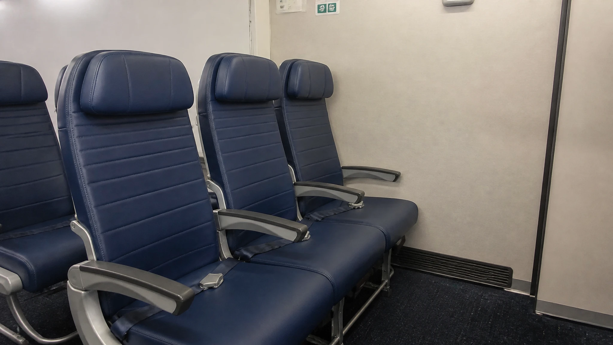 United Airlines Window Seat Lawsuit: Windowless Seats, Class Action Claims and Case Status